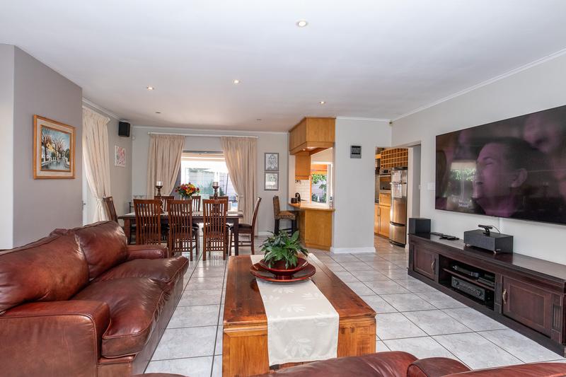 5 Bedroom Property for Sale in Meadowridge Western Cape
